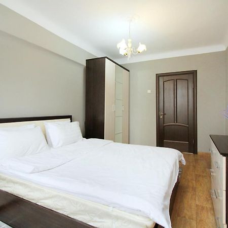 Spacious Central Apartment Almaty Eksteriør bilde