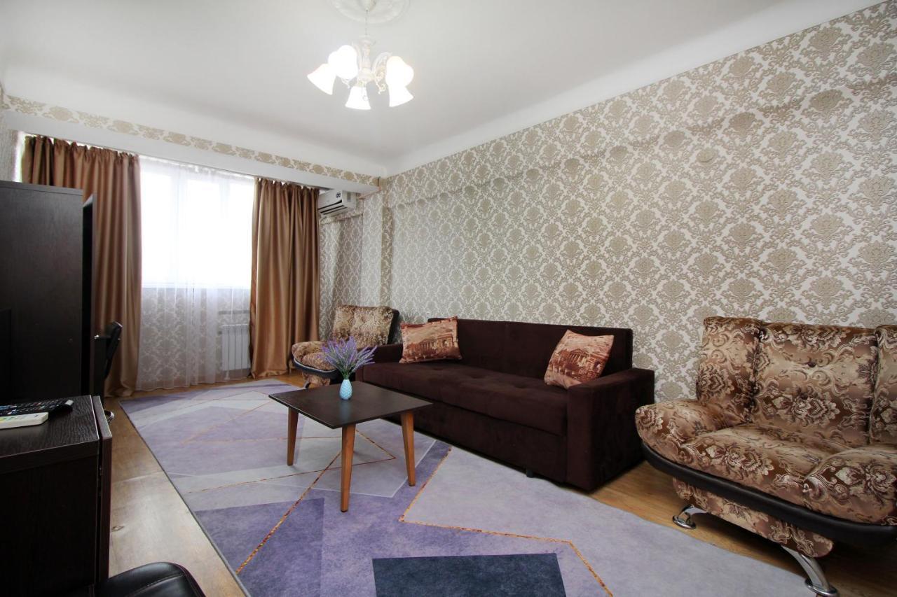 Spacious Central Apartment Almaty Eksteriør bilde