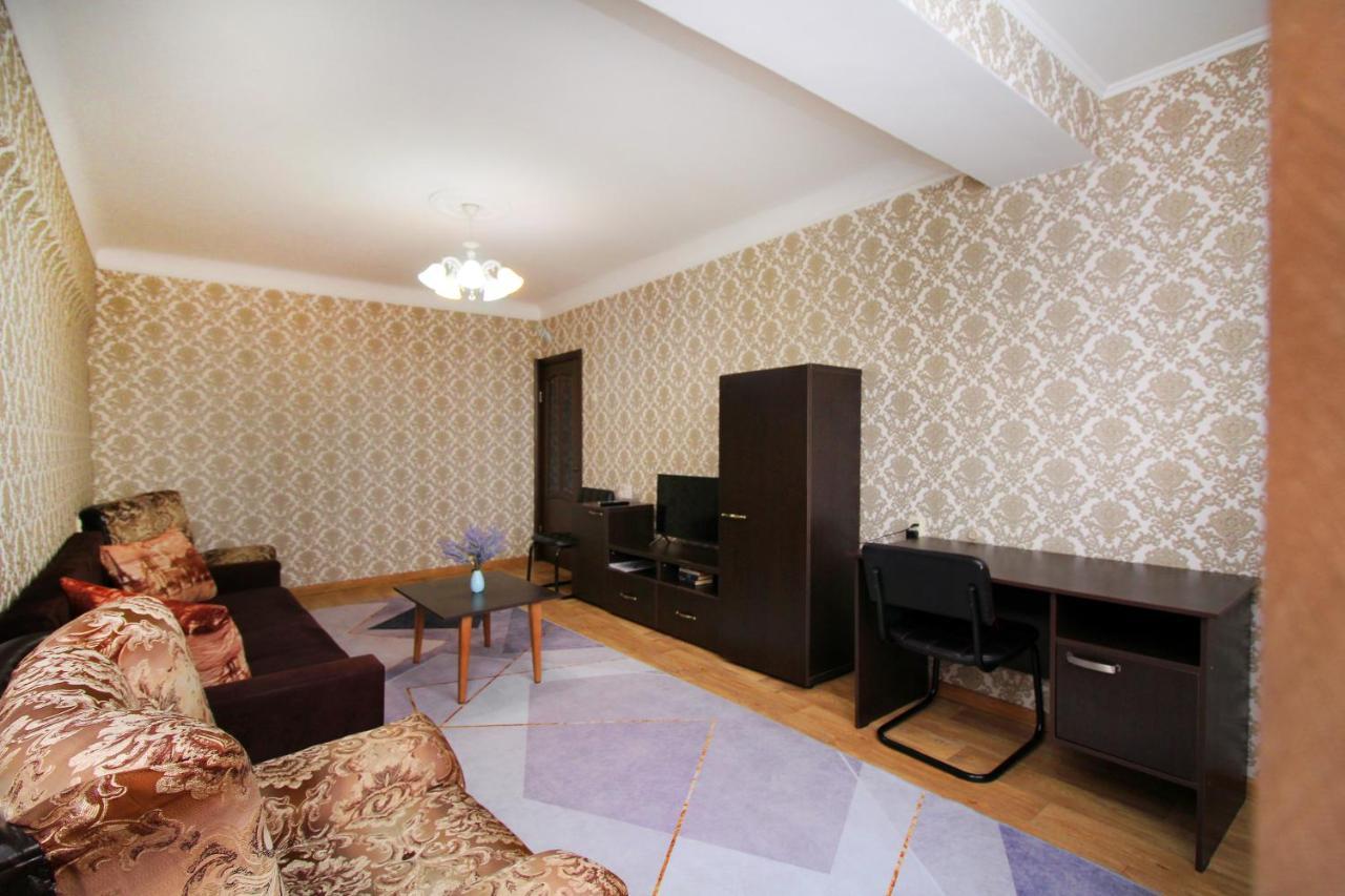 Spacious Central Apartment Almaty Eksteriør bilde